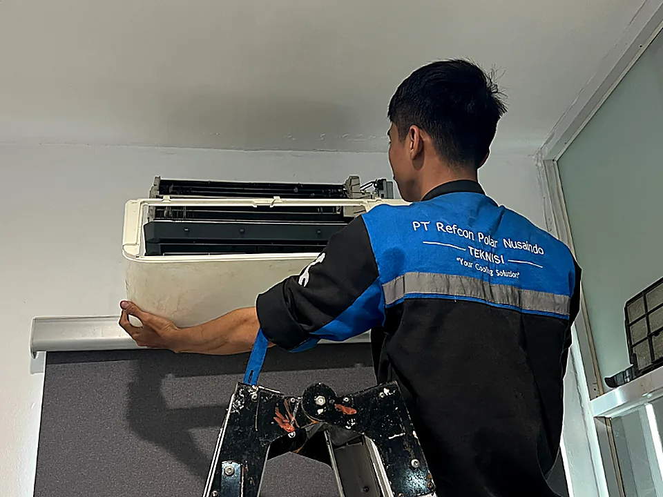 Dokumentasi Teknisi Service AC PT Refcon Polar Nusaindo 1
