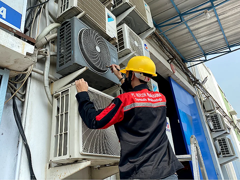 Dokumentasi Teknisi Service AC PT Refcon Polar Nusaindo 2