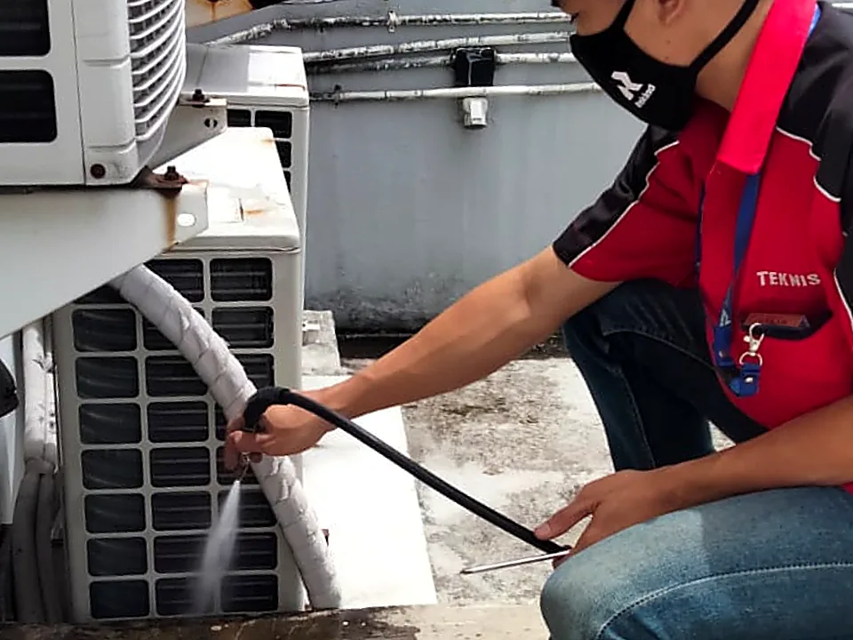 Dokumentasi Teknisi Service AC PT Refcon Polar Nusaindo 4