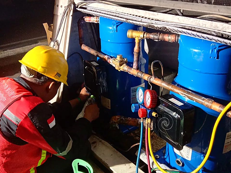 Dokumentasi Teknisi Service AC PT Refcon Polar Nusaindo 6